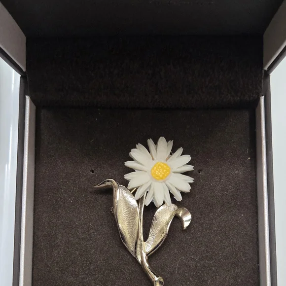 Sarah Coventry White Daisy Brooch with Yellow Center and Silver Leaves - Picture 2 of 5